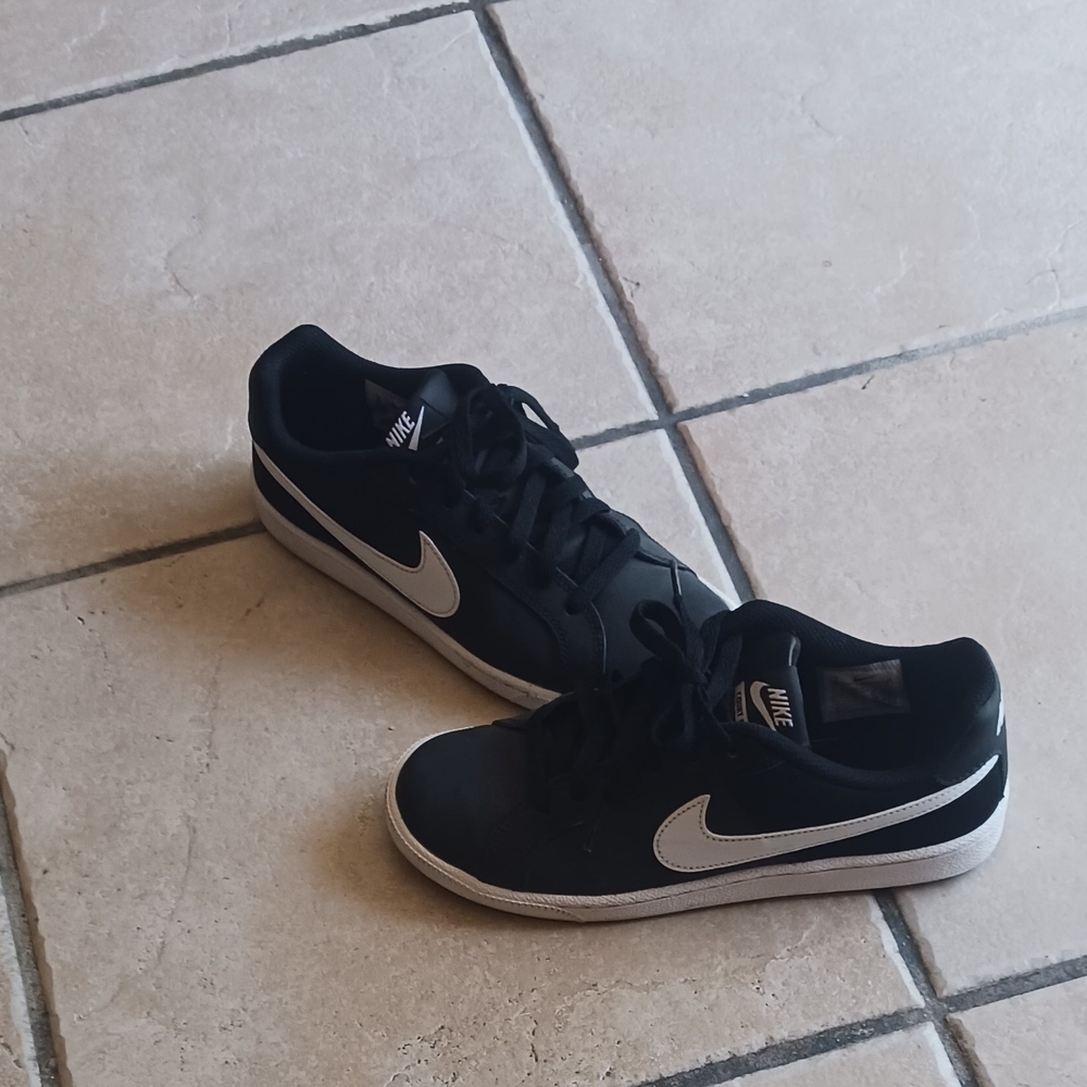 Nike  Womens Black Sneakers